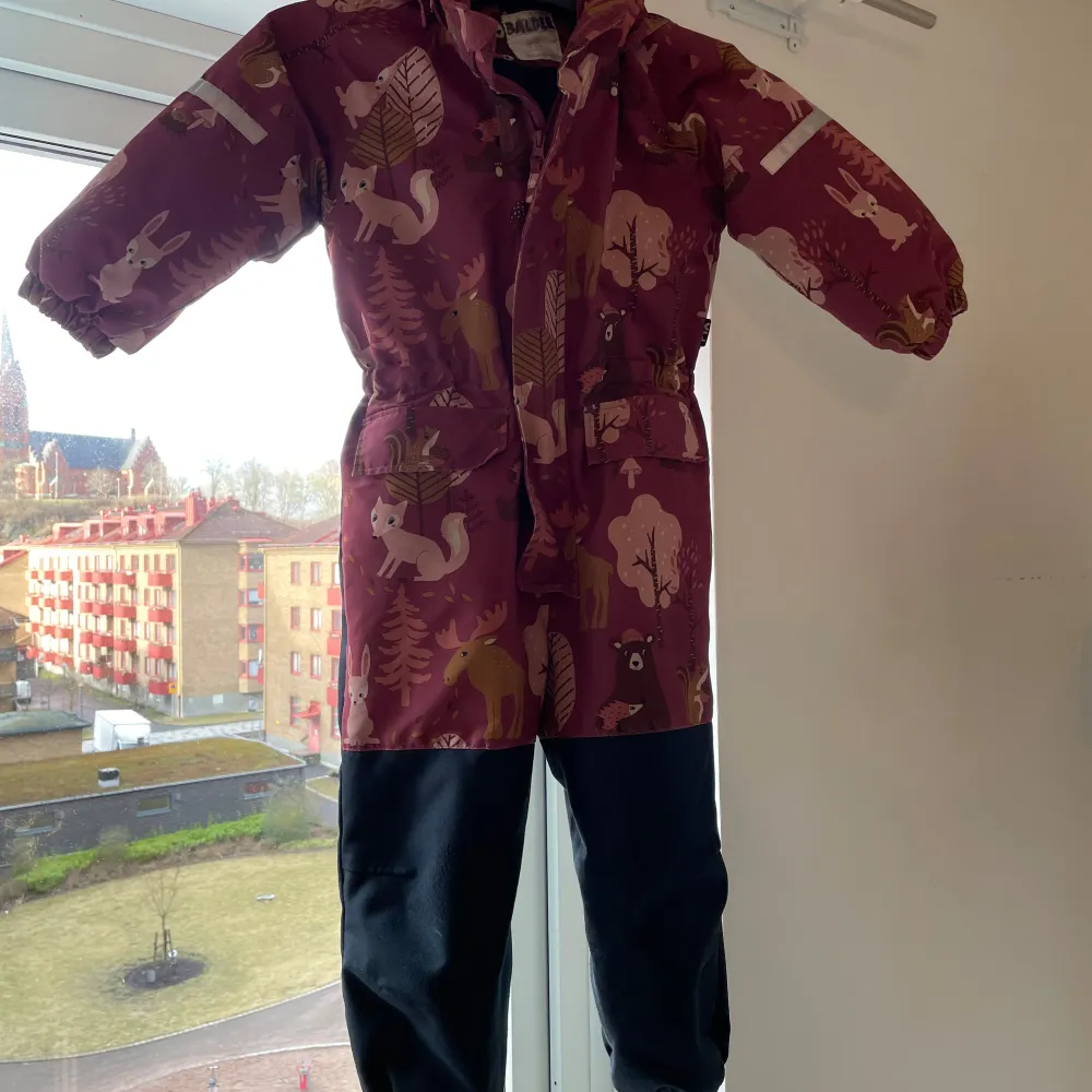 Säljer en söt och varm overall med ett skogsinspirerat mönster i rosa och bruna nyanser. Bra skick, nytvättad. Storlek 104.. Takit.