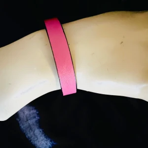 By prisförslag- Rosa armband i läder enkel  - Säljer ett rosa armband. Finns också i färgerna rosa, brun, grön och röd. Perfekta för att lägga till en färgklick till din outfit. Armbanden är enkla och eleganta, lätta att matcha med andra smycken. 