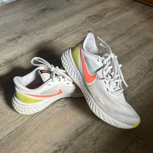 springskor - fina springskor från nike, bra skick men har lite fläckar (går säkert att tvätta bort)!🤍