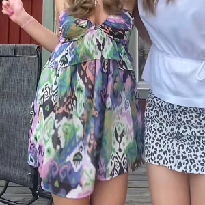 Färgglad mönstrad klänning - Säljer denna klänningen från Zara som inte säljs längre. Den är superfin på och är knappt använd