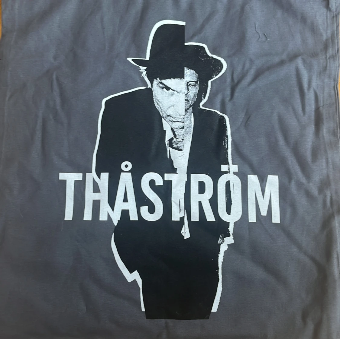 Grå shoppingväska med Thåström-tryck - 1