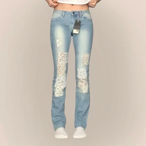 Blå jeans med blommiga lappar från ICHI - Så snygga lågmidjade jeans med patches! Från 2000-talet men helt nya med lappen kvar! Jag på bilden har strl 38 på underdelar och är 170cm lång. Klicka på köp nu <3