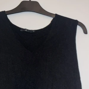 Svart ärmlös topp - Svart ärmlös topp med V-ringning från Åhléns. 💝