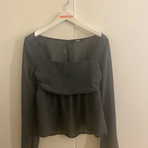 Mörkgrå blus från BikBok - Superfin blus från BikBok!💕