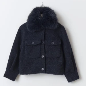 Jacka med pälskrage - Snygg mörkblå jacka med en fluffig pälskrage. Jackan har knappar framtill och två stora fickor på bröstet. Nytt skick och använd två gånger, men säljer då jag tyckte den var lite för kort på mig som 166. (Inte kort men kortare än vad jag vill ha) Lägsta pris 419 då det är lite av en intressekoll.