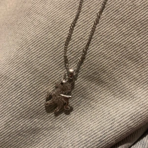 Fint silver halsband  - Ett jättefint silver halsband från guldfynd med en liten enhörning, aldrig använt. Skriv för fler bilder💞 Nypris 150 kr 🦄 