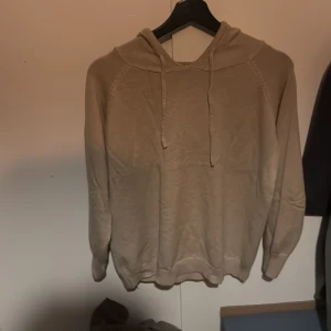 Beige hoodie  - Säljer min beige hoodie. Har haft den i typ några månader , säljer den för att den börjar bli för liten. Om ni har några frågor, va inte rädd att ställa dem. ☺️