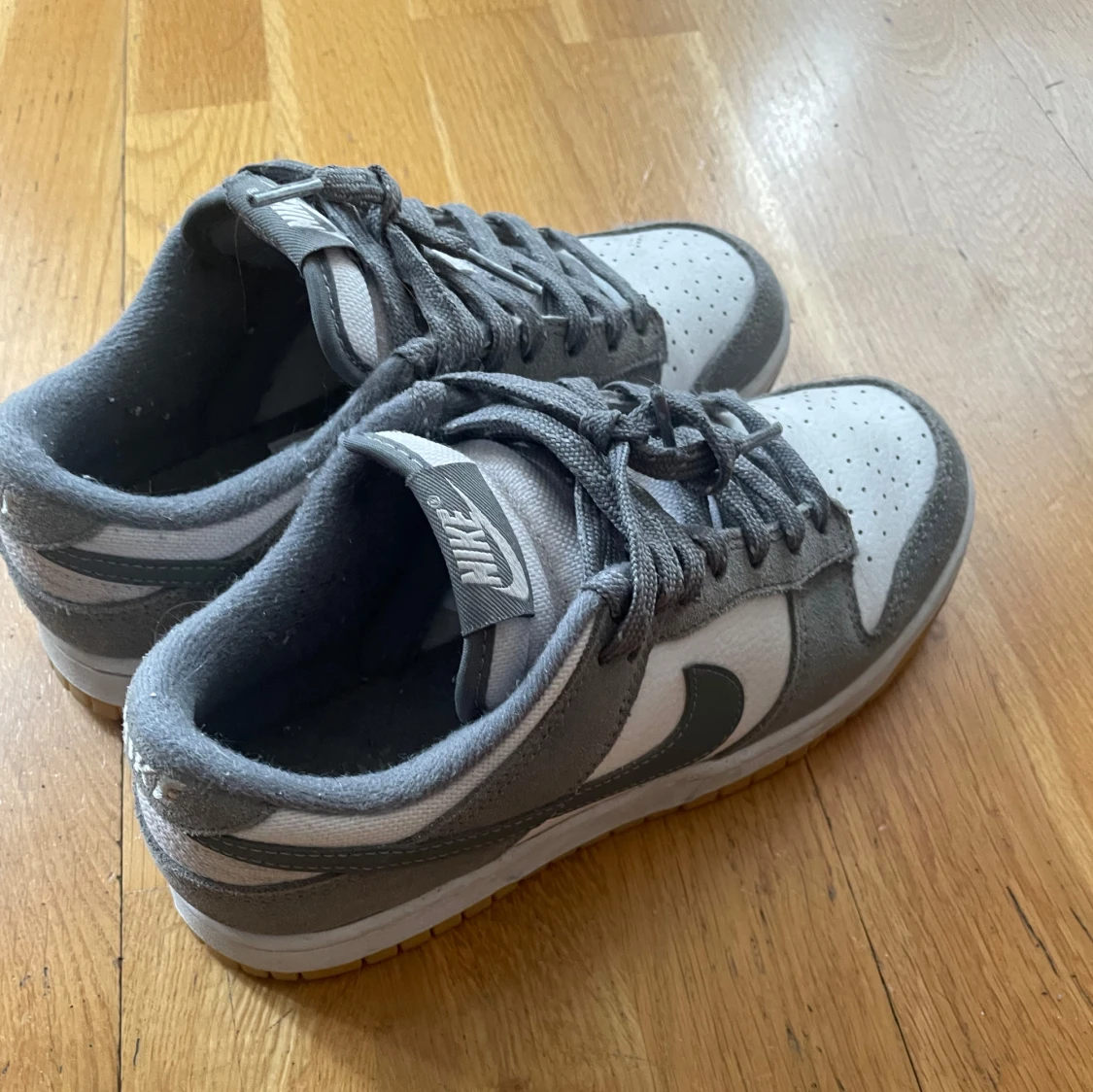 Grå och vita Nike sneakers - 2