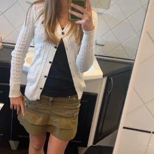Vit kabelstickad kofta från Ralph Lauren - Sötaste koftan från Ralph lauren som tyvärr inte kommer till användning🥹 Pris kan diskuteras❤️