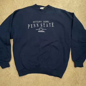 Blå sweatshirt - Kan inte verifiera om varan är äkta Puma, men den är rätt bra skick, vintage men passformen är inte XL på mig, utan sitter som en S (kille 170cm)