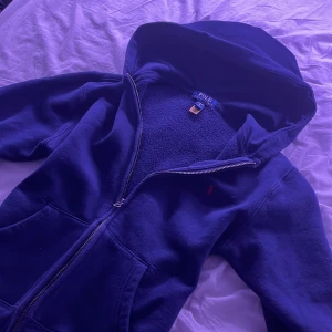 Navy hoodie från Ralph Lauren - Koftan är gjord i ett mjukt material som håller dig varm och bekväm. Skriv om mer frågor eller bilder 💕