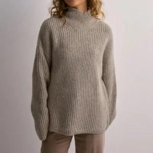 Stickad tröja  - En super fin stickad tröja ifrån Gina Tricot. Den är aldrig använd.