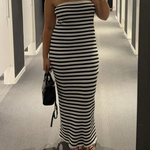  klänning - axelbandslös klänning med svartvita ränder, är ribbad och har en tight passform. kommer ej till användning drf säljer jag den, pris kan alltid diskuteras🌸 hör av er