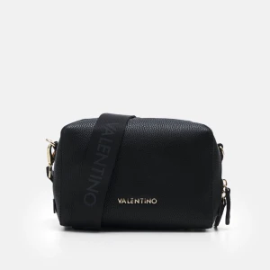 Svart PATTIE - axelremsväska från Valentino - En Snygg svart axelväska från Valentino i skinn med justerbar axelrem. Väskan har en praktisk dragkedja och elegant logotypdetalj i guld. Jag fick väskan i present men den kommer inte till användning. Original pris 1065kr.