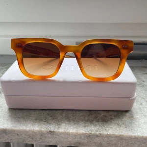 solglasögon  Chimi 04 havana  - Snygga orange solglasögon från Chimi. Kommer med fodralet, fodralet är lite slitet men fungerande. Tror åt storleken är 45 24 men vet inte riktigt hur man ser storlekenm 