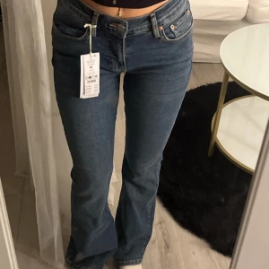 Low waist Jeans - Lågmidjade blåa bootcut jeans från ginatricot i storlek 36. Helt oanvända och säljer pågrund av att dom är för små🤍✨