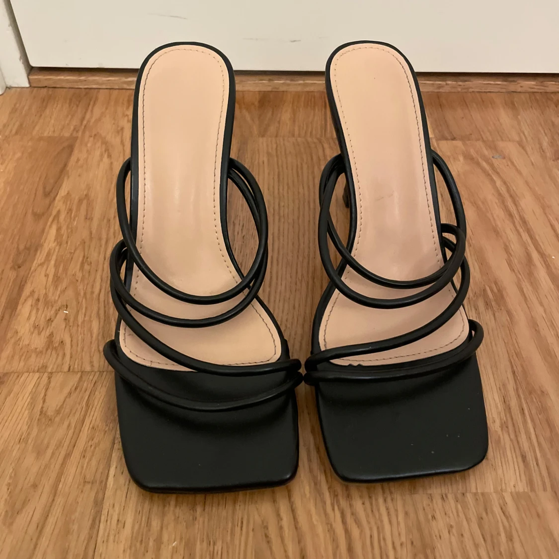 Svarta klackskor med remmar