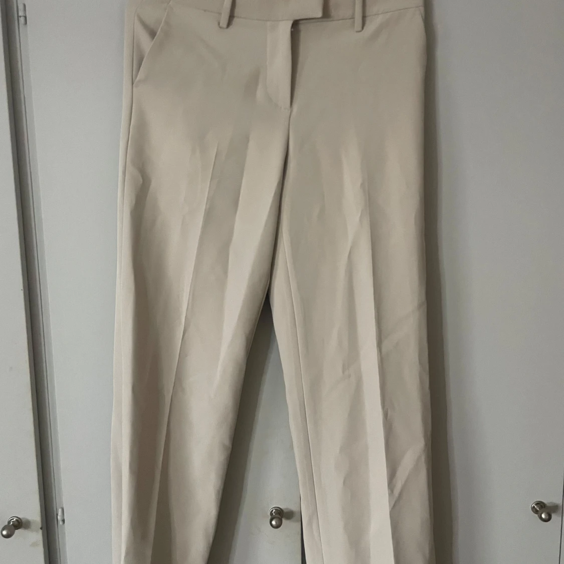 Beige kostymbyxor från bikbok  - 1