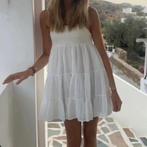 Zara klänning - Säljer min zara klänning! Jättefin och passar perfekt för sommaren 💕(lånad bild)