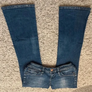 LTB jeans valerie - Säljer skitsnygga lowwaisted jeans från LTB pga de är för stora för mig (så om ngn har samma jeans i W26 så byter jag gärna). Dessa är strl W28 🩷