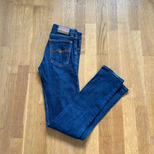 Nudie jeans - Mörk blå nudie jeans i bra skick, storleken på dessa är w27 och l34. Vid intresse eller frågor är det bara att skriva. Pris kan vara diskuterbart vid snabb och smidig affär eller vid köp av en bundle.