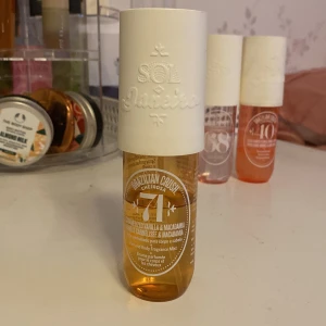 Sol de Janeiro Brazilian Crush Cheirosa 71 - ✨En doftspray från Sol de Janeiro med en söt och krämig doft av karamelliserad vanilj och macadamia. Flaskan är genomskinlig med en vit kork och har en gyllene vätska inuti. Perfekt för att ge en varm och inbjudande doft.Finns lite drygt halva kvar✨