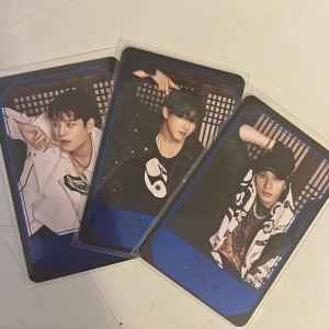 Stray Kids Trading PC set  - Stray Kids trading set med 3 kort från HOP! Både swish och köp nu går bra 💫