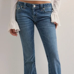 Blå jeans från True Religion - Snygga blå jeans från True Religion med klassisk femficksdesign och broderade bakfickor med rosa stygn🩷 Endast används få gånger och inga defekter över huvudtaget, kan skicka fler bilder privat! Skriv om ni undrar något🩷 Köpta för 1400kr och priset kan diskutera