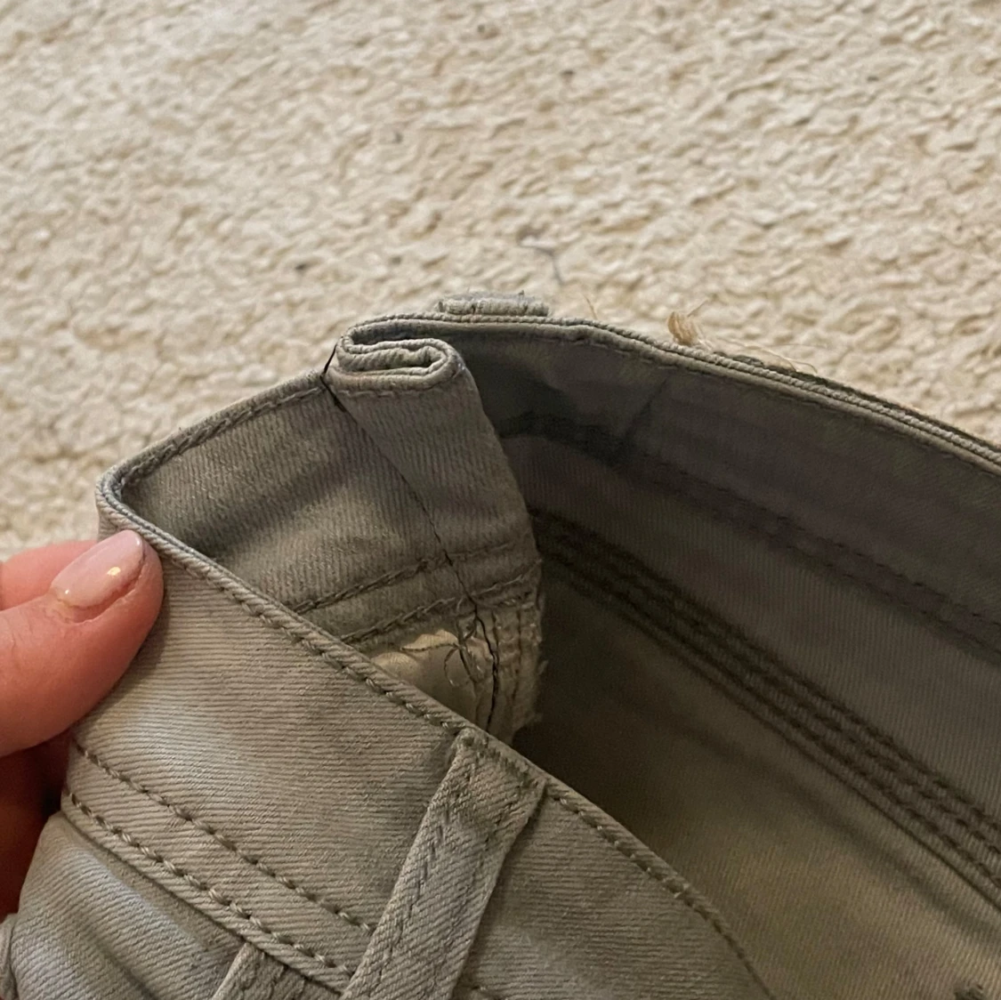 Grå jeans med svarta detaljer - 4