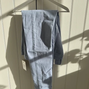 Oanvända John Henric chinos ljusblå - Helt oanvända John Henric chinos ljusblå. Säljer 8 par chinos och linnebyxor i samma storlek och olika färger så vänligen se min sida för fler färger, vid köp av flera par fixar jag en riktigt go deal! De är förhållandevis små i storleken. w36 är ungiefär 34 i vanliga storlekar.