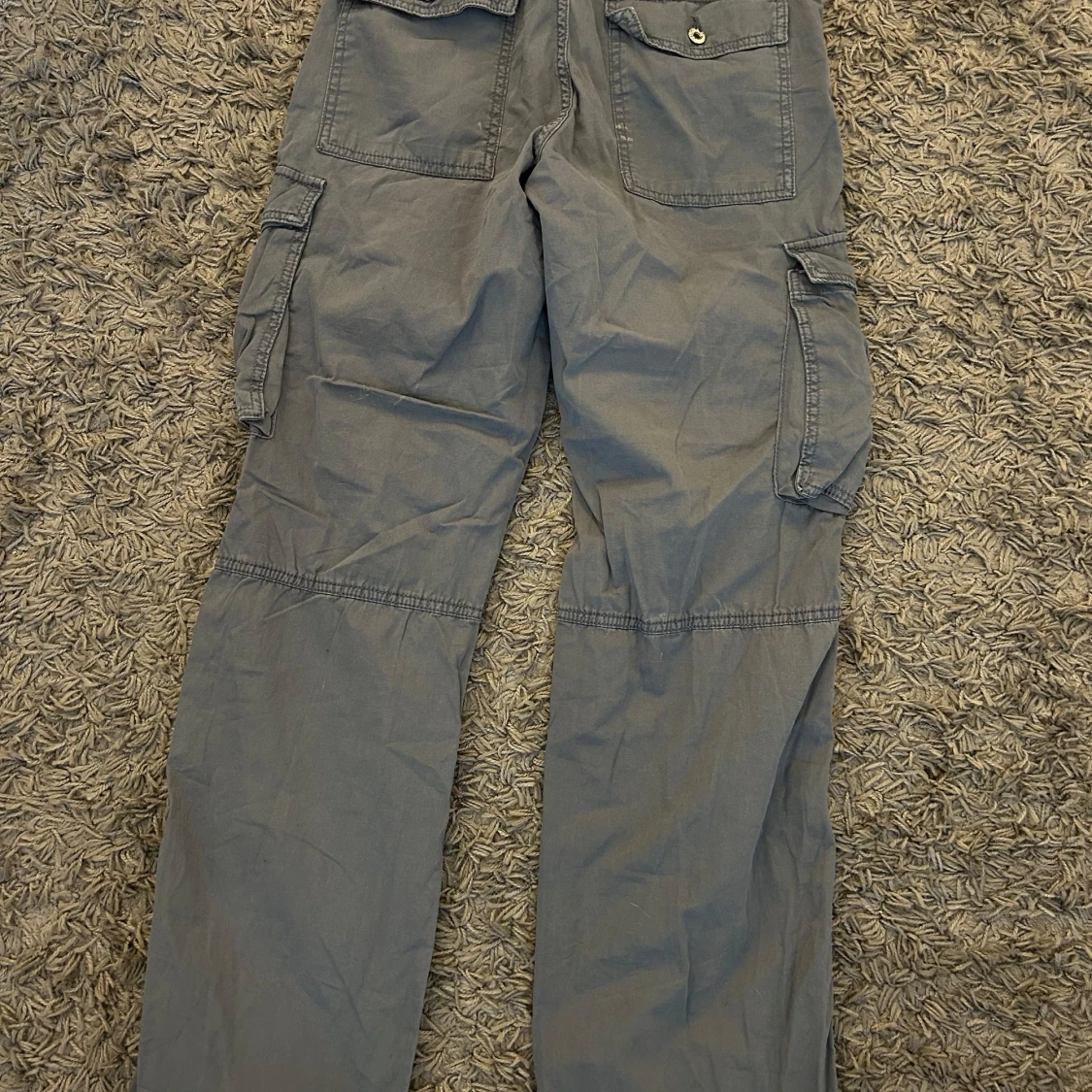 Grå cargobyxor med fickor - 1