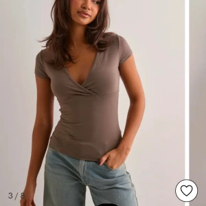 Nelly topp - As snygg topp från Nelly som är slutsåld!!