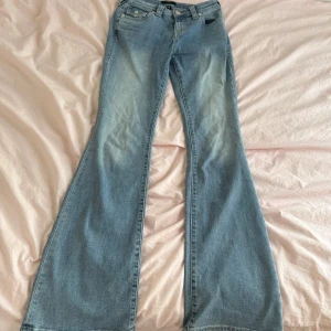 Ljusblå True Religion Jeans - Ljusblå jeans från True Religion i storlek W26💕Superbra skick utan defekter. Nypris är 1299, mitt pris kan såklart diskuteras❣️Modellen Becca💓
