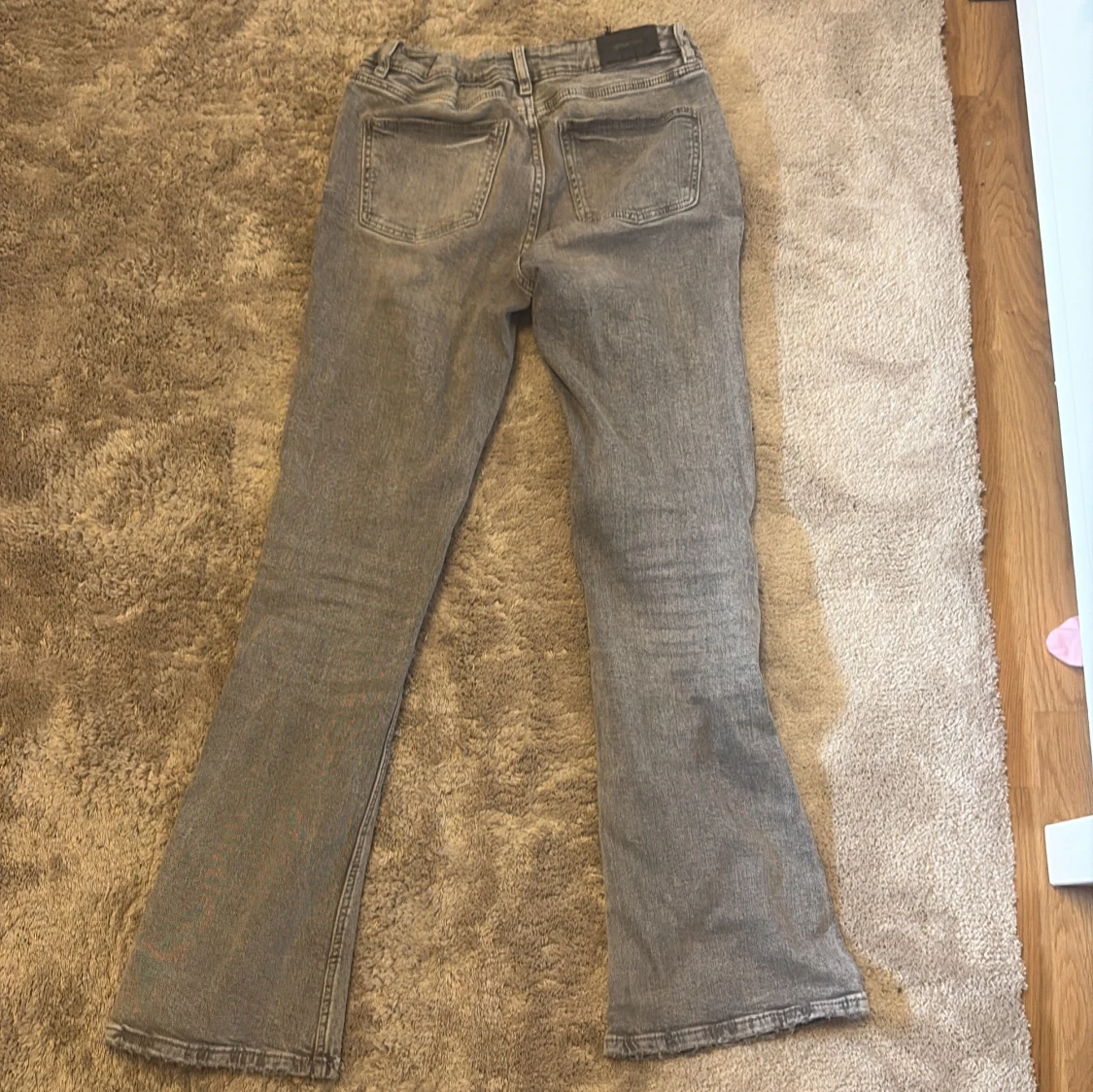 Grå bootcut jeans från Gina Tricot - 2