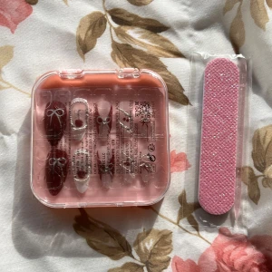 Nagelkit - Sött nagelkit med lösnaglar. Kommer i en praktisk rosa förvaringsask. Inkluderar en rosa nagelfil för enkel applicering och formning . Perfekt för speciella tillfällen.