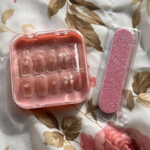 Nagelkit - Sött nagelkit med lösnaglar. Kommer i en praktisk rosa förvaringsask. Inkluderar en rosa nagelfil för enkel applicering och formning . Perfekt för speciella tillfällen.