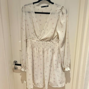 Söt blommig klänning  - Söt blommig klänning, oanvänd stl L.                         