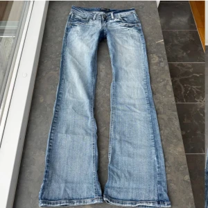 Lågmidjade bootcut jeans - Säljer eftersom att dem är för stora på mig, skriv för fler bilder eller frågor. Midjemått rakt över: 38 cm Innerbenslängd: 83 cm