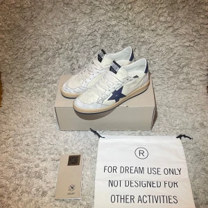 Golden Goose Ballstar - Tja! Säljer dessa sjukt feta Golden Goose Ballstar som är LTD i ett grymt bra skick.🔥🙌 De är i storlek 40 men passar 41-42. Nypris ligger runt 7000kr säljer nu dessa för 2849kr🔥hör av dig vid funderingar.🙌🙌