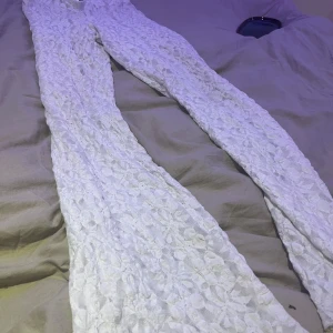 Vita spetsbyxor från Gina Tricot - Snygga vita byxor i spets från Gina Tricot. Byxorna har en elegant design med blommigt mönster och är perfekta för en stilren look. (Man kan köpa med vita shorts till för 45 kr om man vill) Skriv innan köp! Tar bara Swish på Plick inte fungerar så bra, nypris 499