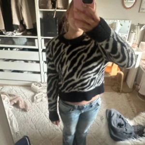 Zebramönstrad tröja från FB Sister - Säljer en cool zebramönstrad tröja från FB Sister i storlek XS. Tröjan är svart och vit med långa ärmar 