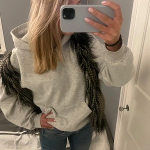 Svart och grå pälsväst - Säljer en snygg svart och grå pälsväst som är perfekt för att lägga till lite stil till din outfit. Västen har en fluffig textur och är lätt att matcha med olika plagg. Perfekt för kyligare dagar!