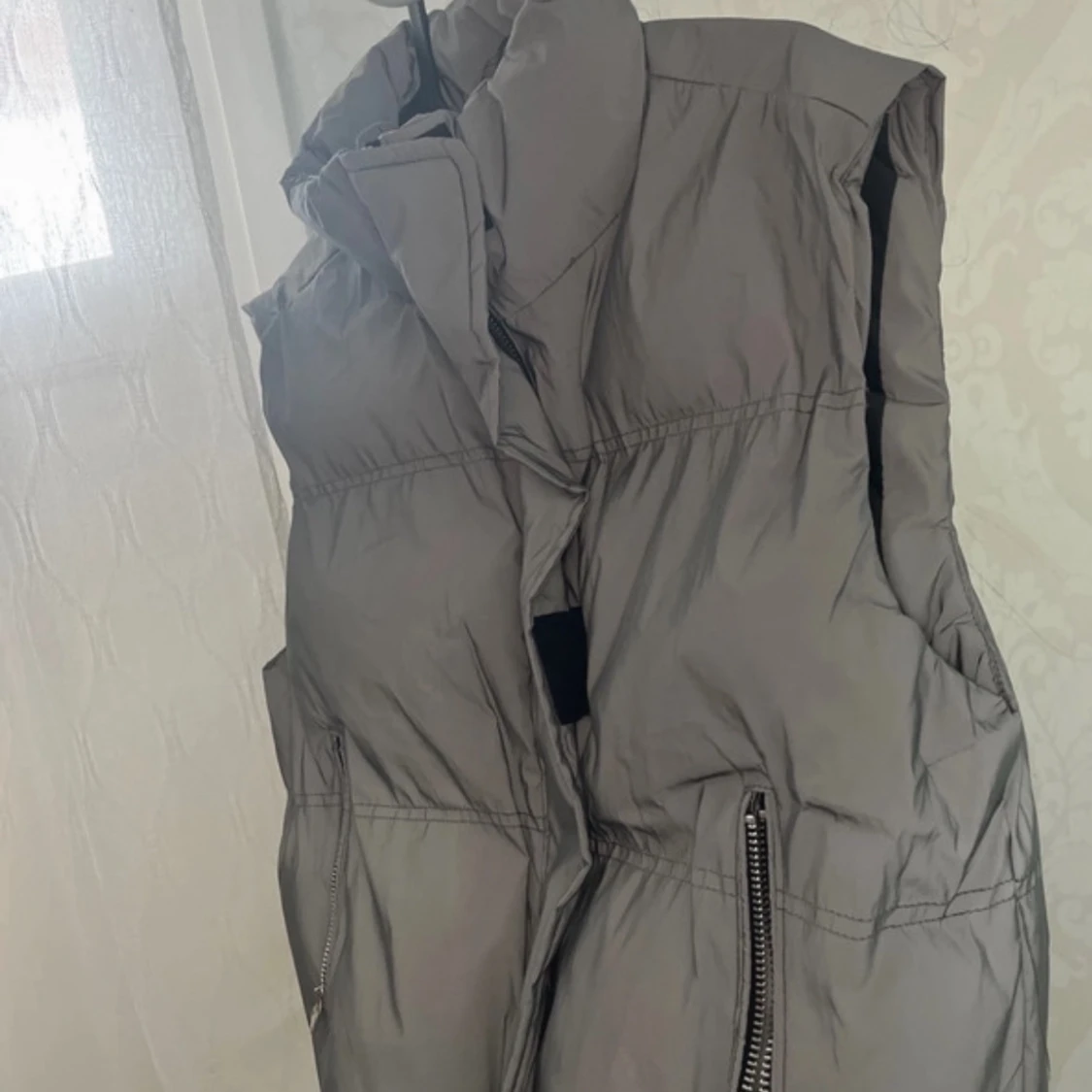 Grå dunväst med dragkedja - 1