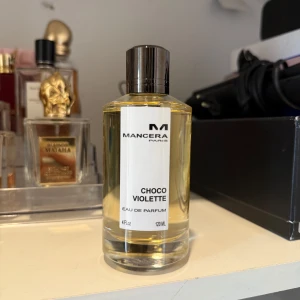 Man era choco violette 120 ml  - 120 ml ursprungligen, endast testad fåtal gånger. Doft av chokladkex och viol godis! Nypris cirka 1000kr 