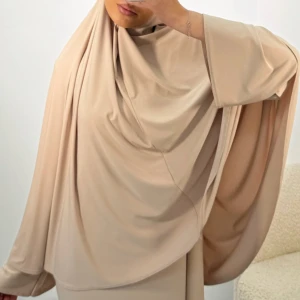 Beige  khimar set - Elegant beige khimar set av premium jersey material, super skön till sommaren. Aldrig använd endast testad, helt ny. One size i storlek