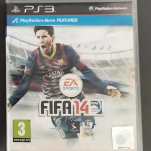FIFA 14 för PS3 - Säljer FIFA 14 till PlayStation 3. Spelet erbjuder realistisk bollfysik och möjligheten att bygga ditt eget Ultimate Team. Perfekt för fotbollsfans som vill uppleva spänningen på planen direkt från soffan. Kompatibelt med PlayStation Move.