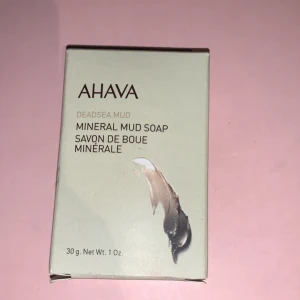 Mineraltvål från Ahava - Ahava Mineral Mud Soap är en tvål med mineralrik lera från Döda havet. Den är 30 g och har en naturlig brun färg. Perfekt för att rengöra och vårda huden med naturliga ingredienser. Endast öppnad
