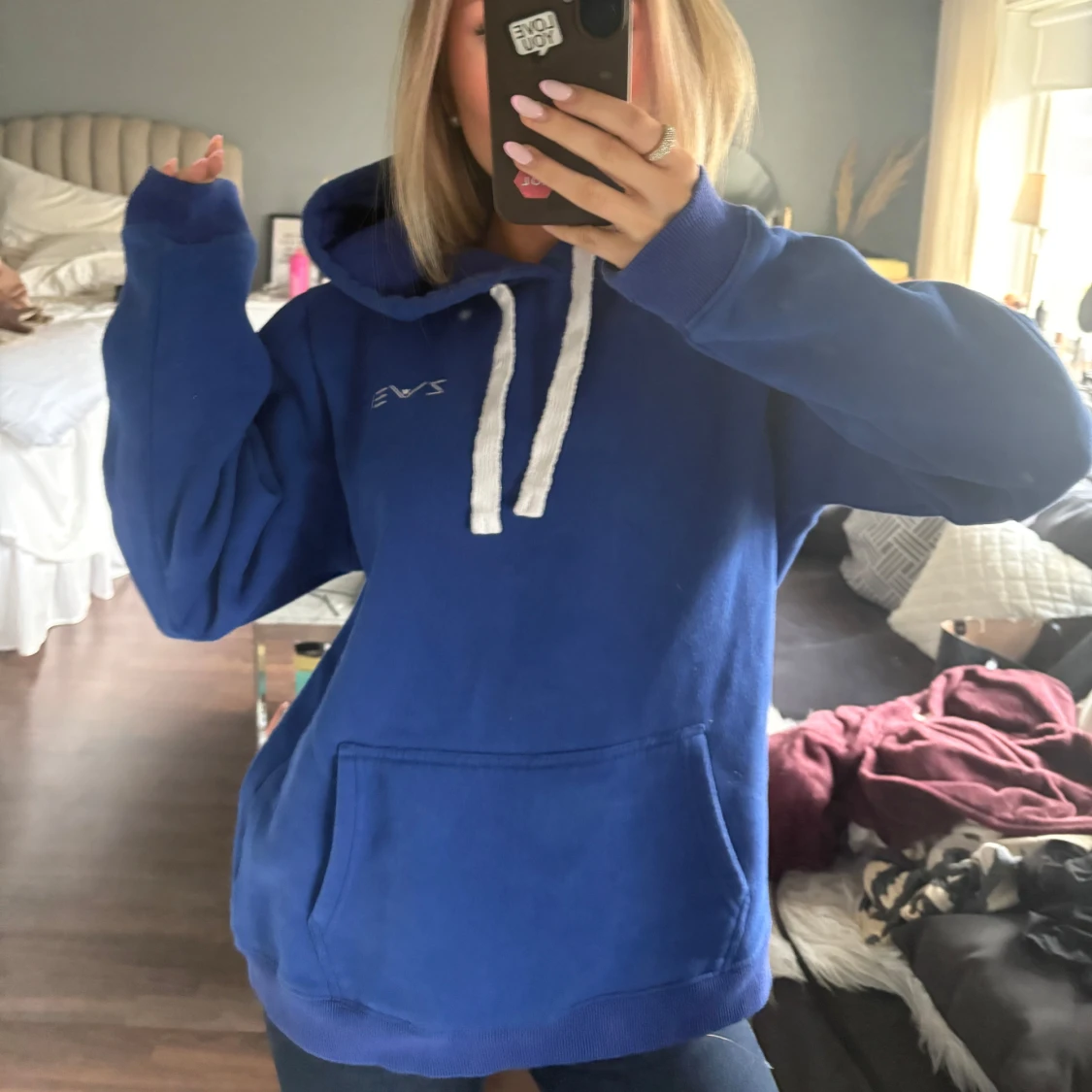 Blå hoodie med vit snörning - 1