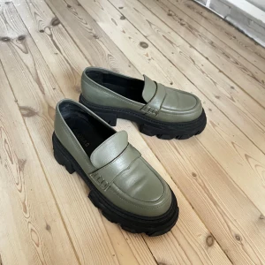 Gröna Alohas loafers - Har använts några gånger och har lite slitningar men är fortfarande i bra skick. De är unika och supersköna att gå i🫶 Nypris: 2000kr
