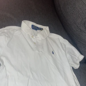 Vit pikétröja från Ralph Lauren - Säljer äkta tröja köpt från kidsbrandstore. Ny kostar 1000 missa nt chansen o köp den nu. Använd 1 gång o är nyss ute från tvätten kan visa fler blider ifall due intresserad. Snygg för sommaren och till skolan också me jeans blir perfekt outfit.
